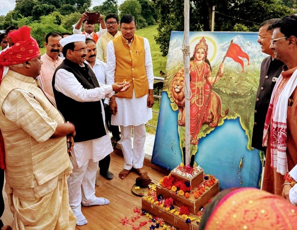 सांसद की उपस्थिति में जिला अध्यक्ष ने किया ध्वजारोहण, वीर सैनिकों को दी श्रद्धांजलि