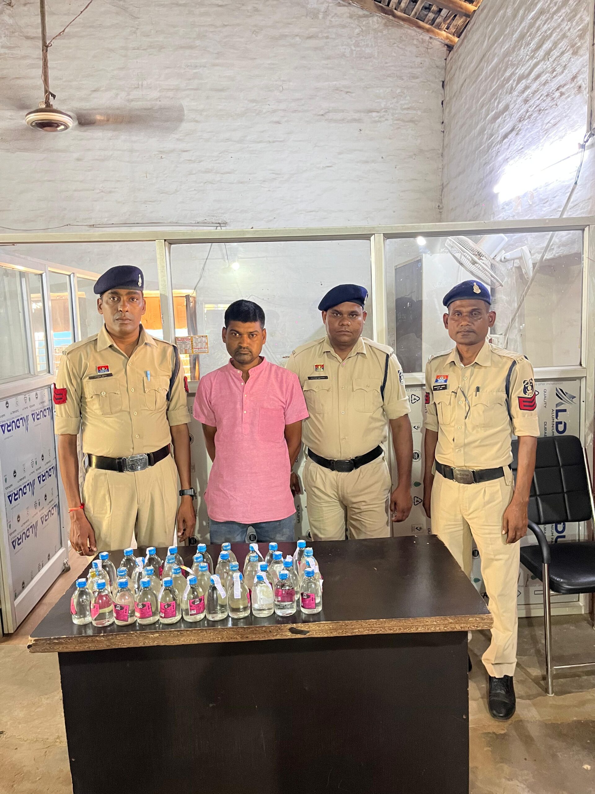मुख्य मार्ग पर खुलेआम शराब बिक्री, मोपका पुलिस ने किया ध्वस्त
