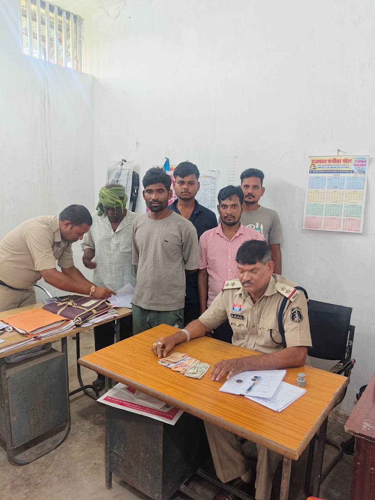 “ऑपरेशन प्रहार: बिल्हा पुलिस ने दगौरी में मारा छापा, 5 जुआरी सलाखों के पीछे” “ऑपरेशन प्रहार: बिल्हा पुलिस ने दगौरी में मारा छापा, 5 जुआरी सलाखों के पीछे”