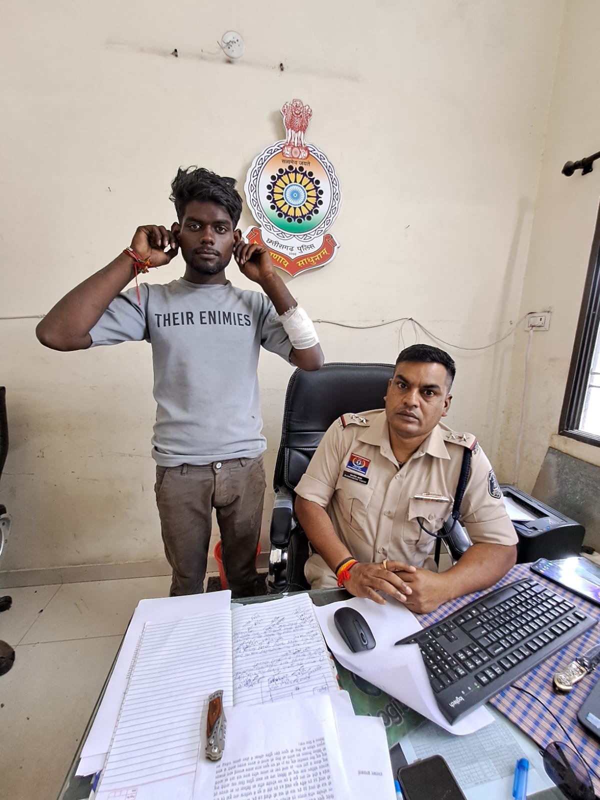 चेकिंग अभियान में पुलिस की बड़ी सफलता, आर्म्स एक्ट का आरोपी गिरफ्तार..एसएसपी ने किया इनाम का ऐलान चेकिंग अभियान में पुलिस की बड़ी सफलता, आर्म्स एक्ट का आरोपी गिरफ्तार..एसएसपी ने किया इनाम का ऐलान