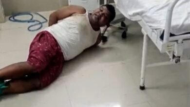 स्वतंत्रता दिवस पर शिक्षक की शर्मनाक करतूत – शराब में धुत अस्पताल में किया जमकर तोड़फोड़ . कानून को ठेंगा दिखाना पड़ा भारी
