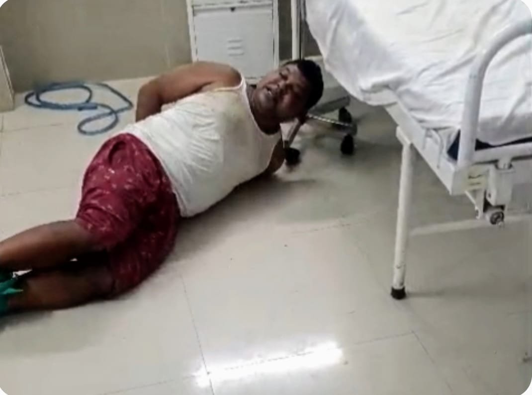 स्वतंत्रता दिवस पर शिक्षक की शर्मनाक करतूत – शराब में धुत अस्पताल में किया जमकर तोड़फोड़ . कानून को ठेंगा दिखाना पड़ा भारी स्वतंत्रता दिवस पर शिक्षक की शर्मनाक करतूत – शराब में धुत अस्पताल में किया जमकर तोड़फोड़ . कानून को ठेंगा दिखाना पड़ा भारी