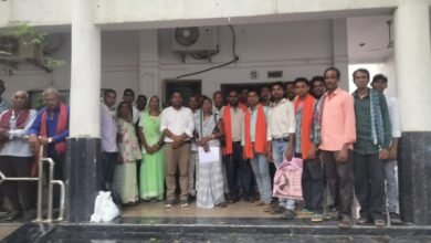 बिजली गुल, सड़क जर्जर, नहर सूनी…शिक्षा व्यवस्था ठप, विकास की राह ताक रहा है सोन पंचायत.. महिला सरपंच ने टेका कलेक्टर दरबार में मत्था.. सुनाई गांव की व्यथा