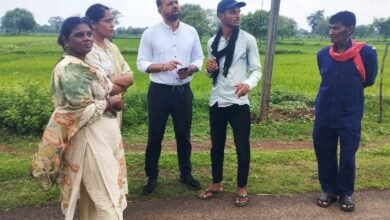 कलेक्टर ने ग्राम बोईरडीह खेतों में पहुंचकर डिजिटल फसल सर्वेक्षण के कार्य का किया निरीक्षण