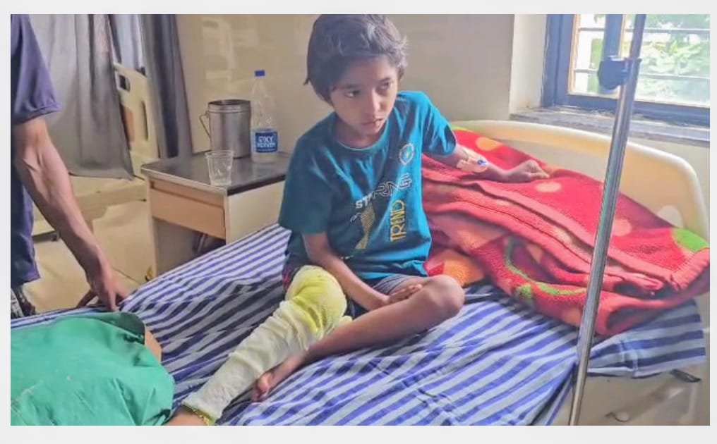 बेरहम हेड मास्टर की हैवानियत : नन्हीं बच्ची का पैर तोड़ा, विभाग खामोश..पंचायत ने की पैसों से दबाने की कोशिश बेरहम हेड मास्टर की हैवानियत : नन्हीं बच्ची का पैर तोड़ा, विभाग खामोश..पंचायत ने की पैसों से दबाने की कोशिश