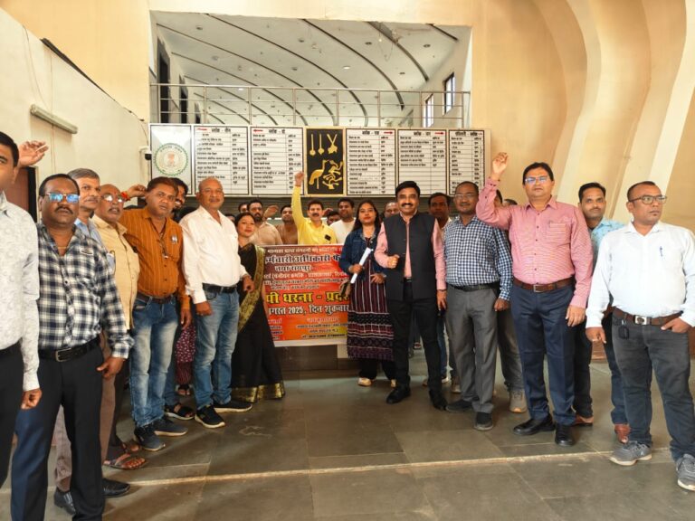 CG Employee Strike : फेडरेशन की दमदार हड़ताल: सरकारी दफ्तरों में सन्नाटा, स्कूलों के ताले नहीं खुले, पढिए – एक रिपोर्ट में पूरा प्रदेश का हाल