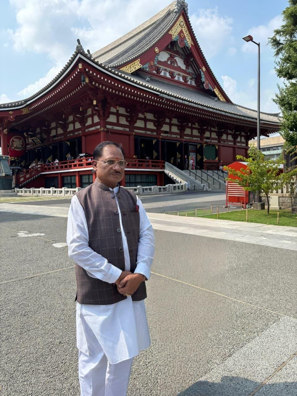 मुख्यमंत्री साय ने जापान पहुंचने के बाद सबसे पहले टोक्यो स्थित ऐतिहासिक असाकुसा मंदिर में की पूजा-अर्चना मुख्यमंत्री साय ने जापान पहुंचने के बाद सबसे पहले टोक्यो स्थित ऐतिहासिक असाकुसा मंदिर में की पूजा-अर्चना