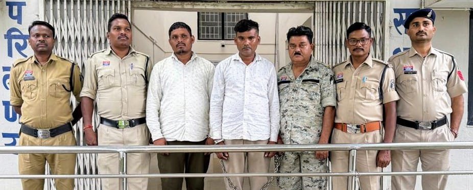 गौ-तस्करी पर पुलिस का शिकंजा: मास्टरमाइंड तौफीक़ अंसारी समेत 9 आरोपी गिरफ्तार, झारखंड से दबोचे गए फरार आरोपी गौ-तस्करी पर पुलिस का शिकंजा: मास्टरमाइंड तौफीक़ अंसारी समेत 9 आरोपी गिरफ्तार, झारखंड से दबोचे गए फरार आरोपी