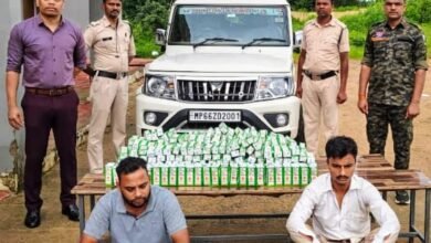 नाकाबंदी में फंसे शराब तस्कर..बोलेरो समेत 8.31 लाख का माल बरामद… 2 गिरफ्तार