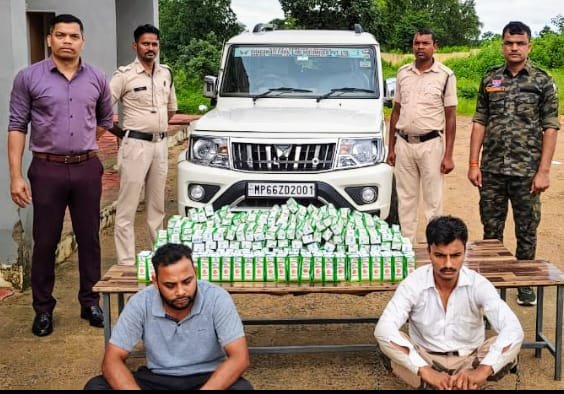नाकाबंदी में फंसे शराब तस्कर..बोलेरो समेत 8.31 लाख का माल बरामद… 2 गिरफ्तार नाकाबंदी में फंसे शराब तस्कर..बोलेरो समेत 8.31 लाख का माल बरामद… 2 गिरफ्तार