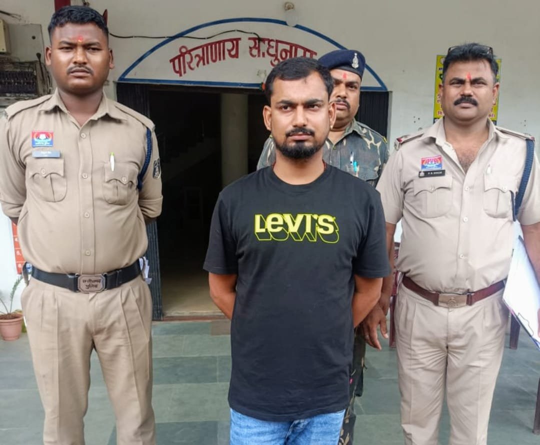 10 मामलों में वांछित फरार गुंडा गिरफ्तार.. आरोपी से, हथियार बरामद.. शातिर सलाखों के पीछे 10 मामलों में वांछित फरार गुंडा गिरफ्तार.. आरोपी से, हथियार बरामद.. शातिर सलाखों के पीछे