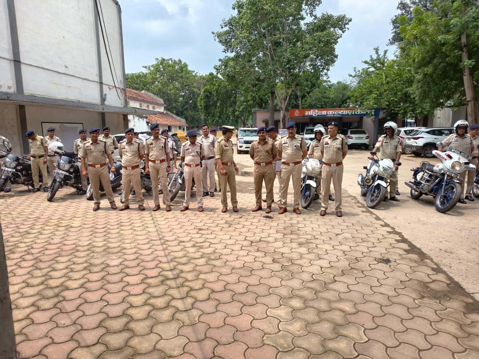 त्योहारों पर पुलिस का अलर्ट मोड…शहर में बाइक पेट्रोलिंग से सुरक्षा कड़ी..भीड़भाड़ वाले इलाकों में रहेगी नजर त्योहारों पर पुलिस का अलर्ट मोड…शहर में बाइक पेट्रोलिंग से सुरक्षा कड़ी..भीड़भाड़ वाले इलाकों में रहेगी नजर