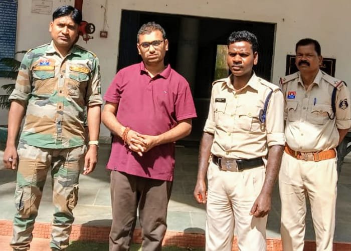 एकलव्य स्कूल की छात्राओं से ‘बैड टच’… मास्टर गिरफ्तार..जेल भेजा गया आरोपी एकलव्य स्कूल की छात्राओं से ‘बैड टच’… मास्टर गिरफ्तार..जेल भेजा गया आरोपी