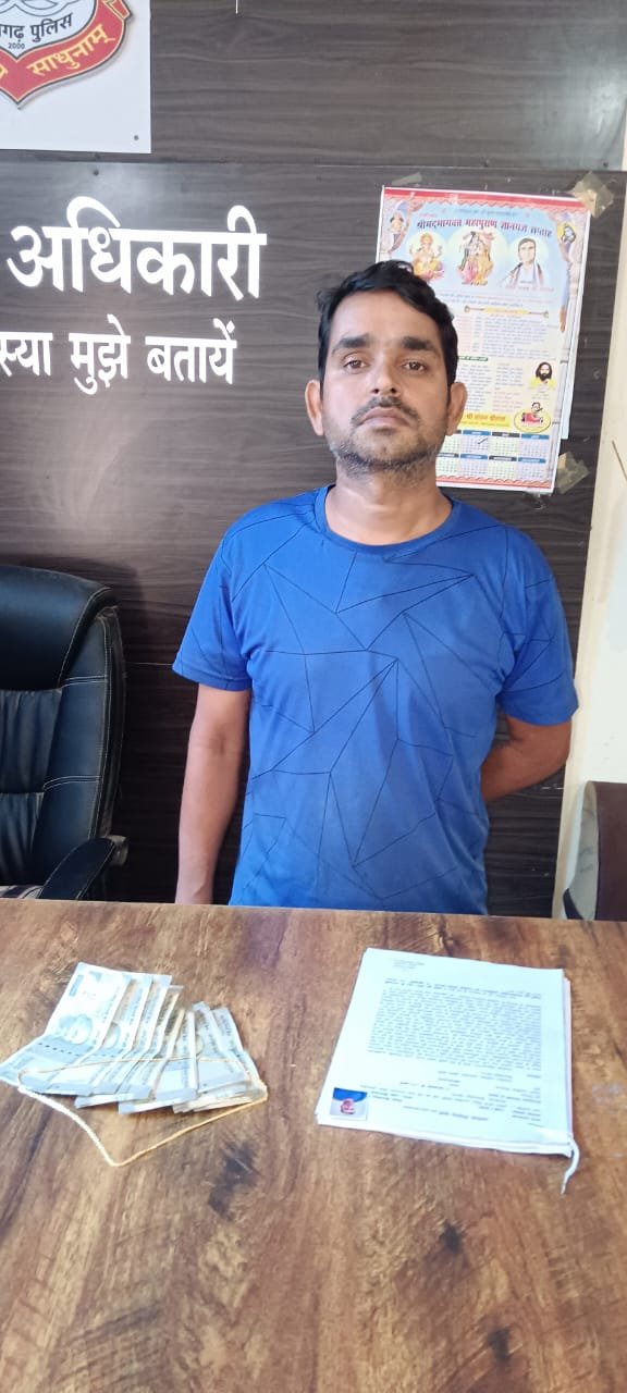 झपटमार पर पुलिस का प्रहार…ई-रिक्शा चालक सलाखों के पीछे.. नदी समेत सोने का चैन बरामद झपटमार पर पुलिस का प्रहार…ई-रिक्शा चालक सलाखों के पीछे.. नदी समेत सोने का चैन बरामद