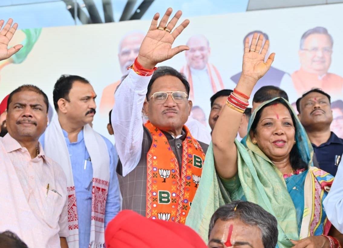 जापान और दक्षिण कोरिया के विदेश दौरे से वापस लौटे CM साय,एयरपोर्ट पर हुआ भव्य स्वागत, कर्मा-पंथी नृत्यों से सराबोर रहा एयरपोर्ट परिसर जापान और दक्षिण कोरिया के विदेश दौरे से वापस लौटे CM साय,एयरपोर्ट पर हुआ भव्य स्वागत, कर्मा-पंथी नृत्यों से सराबोर रहा एयरपोर्ट परिसर