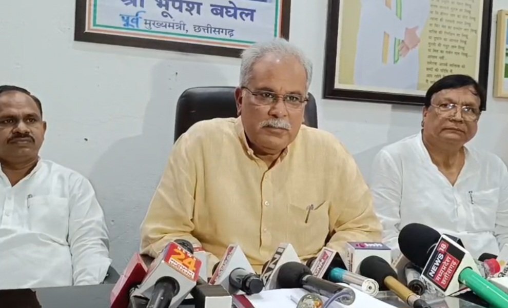 BJP के नेता चाहते थे मैं भी शरणागत हो जाऊं, लेकिन हम हेमंत बिस्वा नहीं”.. शायराना अंदाज में बोले भूपेश…गिरफ्तारी से डरते नहीं.. छत्तीसगढ़ में भी हुई वोट चोरी BJP के नेता चाहते थे मैं भी शरणागत हो जाऊं, लेकिन हम हेमंत बिस्वा नहीं”.. शायराना अंदाज में बोले भूपेश…गिरफ्तारी से डरते नहीं.. छत्तीसगढ़ में भी हुई वोट चोरी