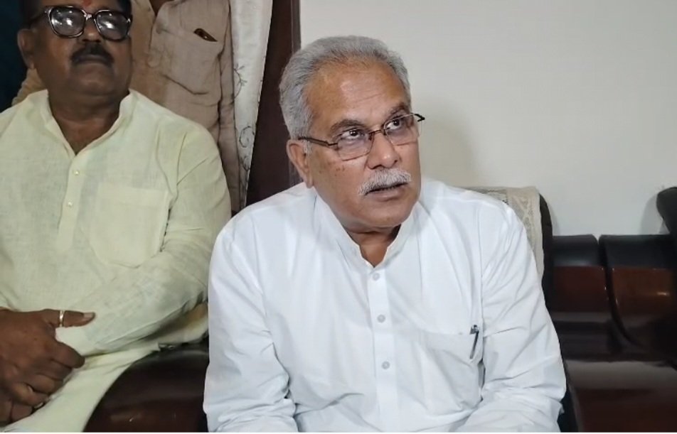 भूपेश बघेल का कटाक्ष..“दरी उठाए भाजपा कार्यकर्ता, कुर्सी पाए बाहरी;.14वें मंत्री को बसाया असंवैधानिक… कहा… चुनाव आयोग क्यों नहीं दे रहा शपथ पत्र