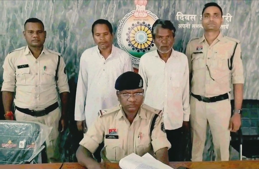 दो सगे भाई ने चाचा को जिन्दा मार डाला… जमीन क़ब्ज़ा के लिए बनवाया फर्जी मृत्यु प्रमाण पत्र…खुलासा के बाद दोनों को जेल दो सगे भाई ने चाचा को जिन्दा मार डाला… जमीन क़ब्ज़ा के लिए बनवाया फर्जी मृत्यु प्रमाण पत्र…खुलासा के बाद दोनों को जेल