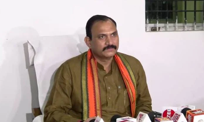 शाला कार्यक्रम में स्वास्थ्य मंत्री का विरोध.., कार्यक्रम छोड़ भागे श्याम बिहारी.. कांग्रेस ने दी चेतावनी शाला कार्यक्रम में स्वास्थ्य मंत्री का विरोध.., कार्यक्रम छोड़ भागे श्याम बिहारी.. कांग्रेस ने दी चेतावनी