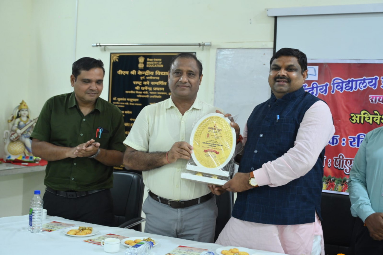 शिक्षक ज्ञान देता है व बेहतर समाज भी निर्मित करता है-स्कूल शिक्षा मंत्री यादव