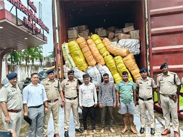 कंटेनर से करोड़ों का गांजा बरामद – पुलिस की सबसे बड़ी कार्रवाई, मास्टरमाइंड की तलाश में छापेमारी! कंटेनर से करोड़ों का गांजा बरामद – पुलिस की सबसे बड़ी कार्रवाई, मास्टरमाइंड की तलाश में छापेमारी!