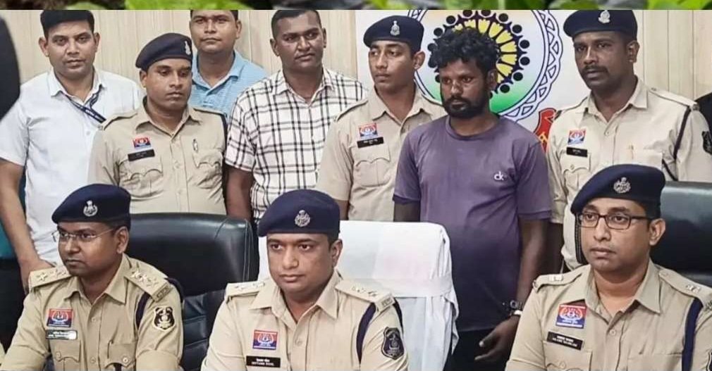 हत्याकांड का पर्दाफाश – शक और लालच ने छीना एक परिवार – घूर से लाश बरामद… दो आरोपी गिरफ्तार