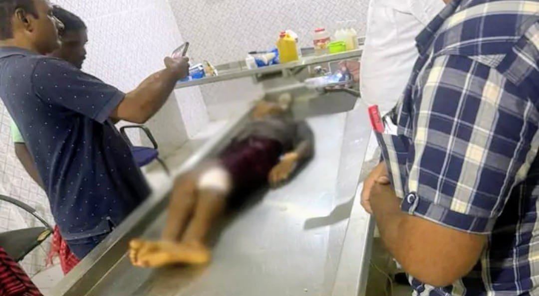 हॉस्टल में दर्दनाक लापरवाही! कुल्हाड़ी की चपेट में आया मासूम छात्र..अस्पताल पहुँचने से पहले थोड़ा दम.. लापरवाह विभाग की खुली पोल हॉस्टल में दर्दनाक लापरवाही! कुल्हाड़ी की चपेट में आया मासूम छात्र..अस्पताल पहुँचने से पहले थोड़ा दम.. लापरवाह विभाग की खुली पोल