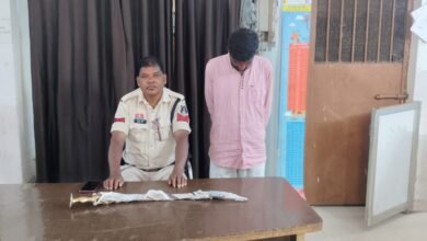 घेराबंदी में कुख्यात बदमाश गिरफ्तार.. हथियार बरामद…आरोपी को भेजा गया जेल