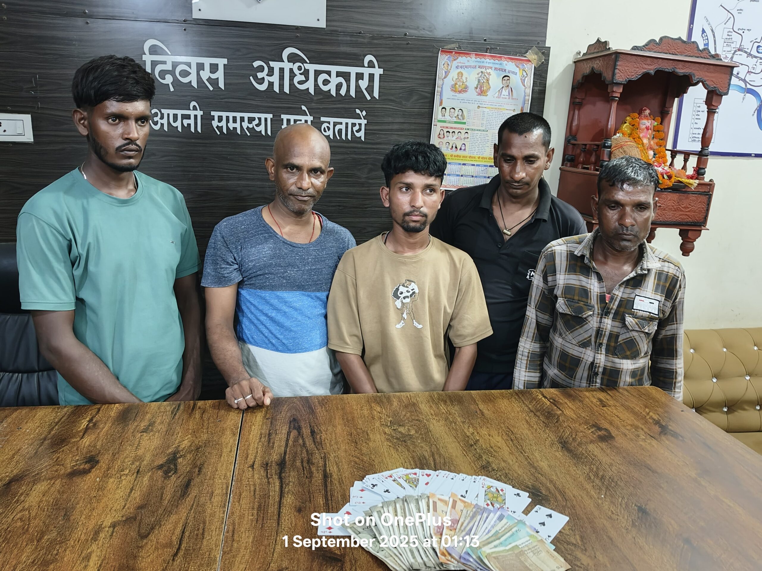 जुआ अड्डा पर पुलिस रेड..5 जुआरी गिरफ्तार.. ताशपत्ती समेत नगद बरामद