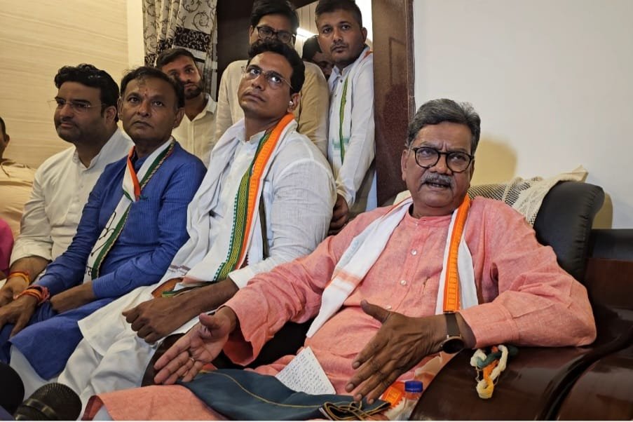 चमचे, वोट चोरी और राष्ट्रीय विवाद!…डॉ. चरणदास ने मचाया राजनीतिक तूफान… बतायी यह बात चमचे, वोट चोरी और राष्ट्रीय विवाद!…डॉ. चरणदास ने मचाया राजनीतिक तूफान… बतायी यह बात