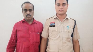 खसरे की हेराफेरी से करोड़ों की ठगी – मुख्य आरोपी फरार, दस्तावेज़ लेखक गिरफ्तार