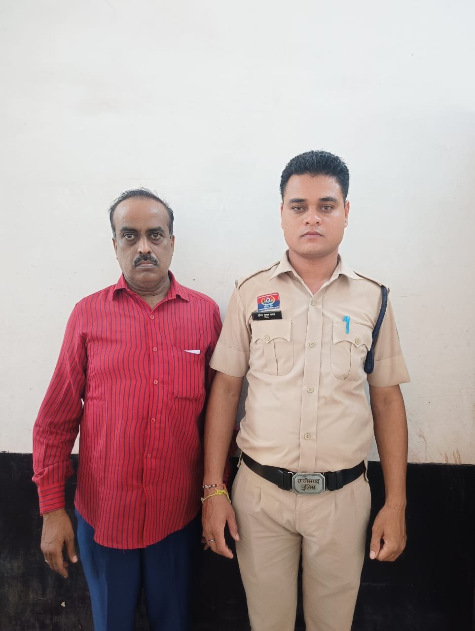 खसरे की हेराफेरी से करोड़ों की ठगी – मुख्य आरोपी फरार, दस्तावेज़ लेखक गिरफ्तार खसरे की हेराफेरी से करोड़ों की ठगी – मुख्य आरोपी फरार, दस्तावेज़ लेखक गिरफ्तार