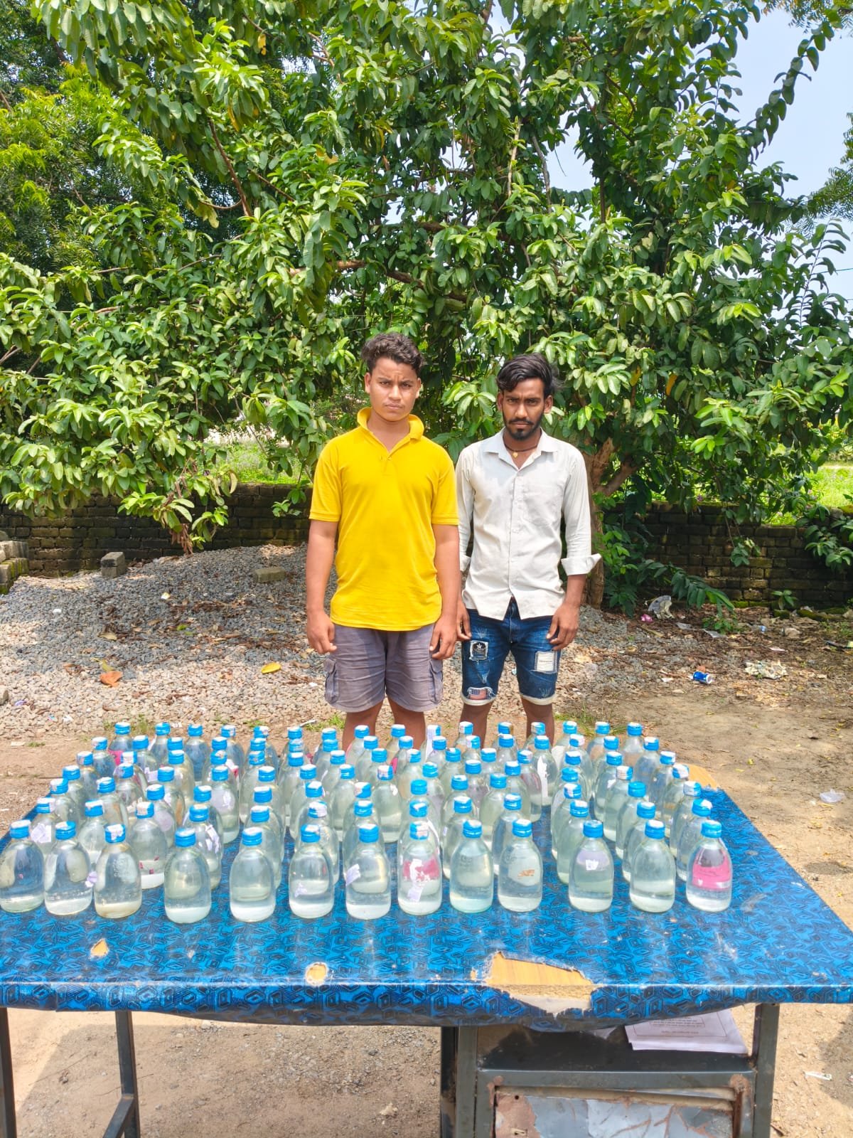 अवैध शराब पर शिकंजा: पुलिस छापामारी में दो गिरफ्तार … बड़ी मात्रा में शराब जब्त.. बाइक बरामद