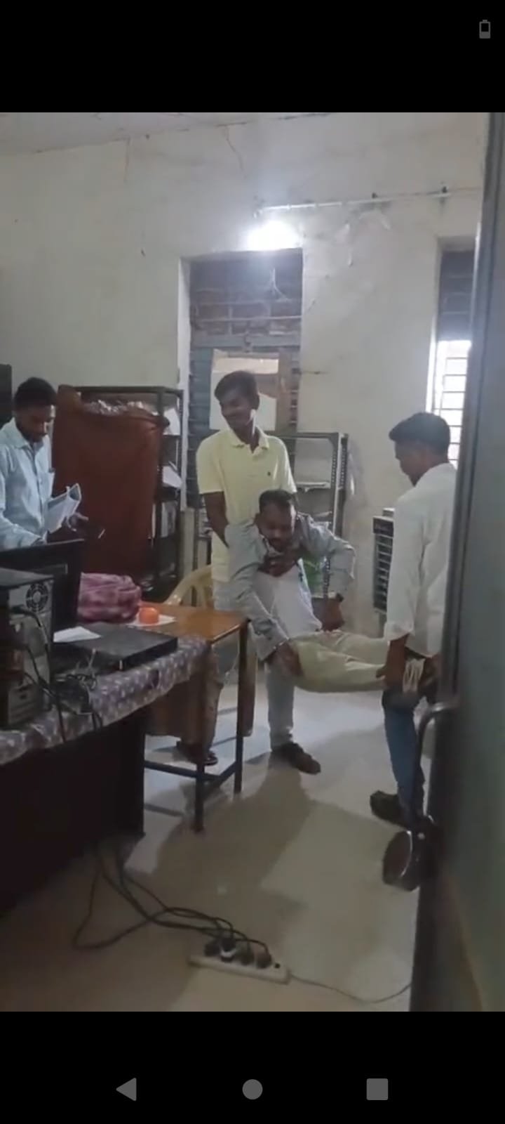 भारी पड़ गयी लापरवाही. कलेक्टर का सख्त फैसला. सस्पेंड हो गया बाबू