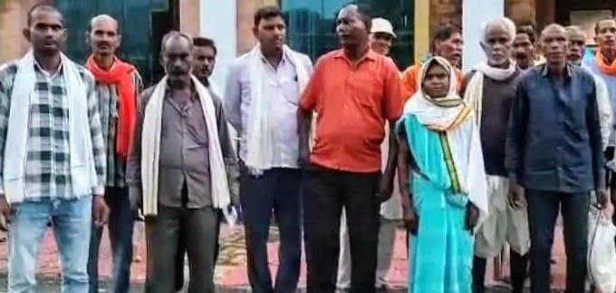 वनभूमि पर यूपी के दबंगों का कब्ज़ा.. प्रशासन मूकदर्शक —न्याय की आस में भटकते ग्रामीण वनभूमि पर यूपी के दबंगों का कब्ज़ा.. प्रशासन मूकदर्शक —न्याय की आस में भटकते ग्रामीण
