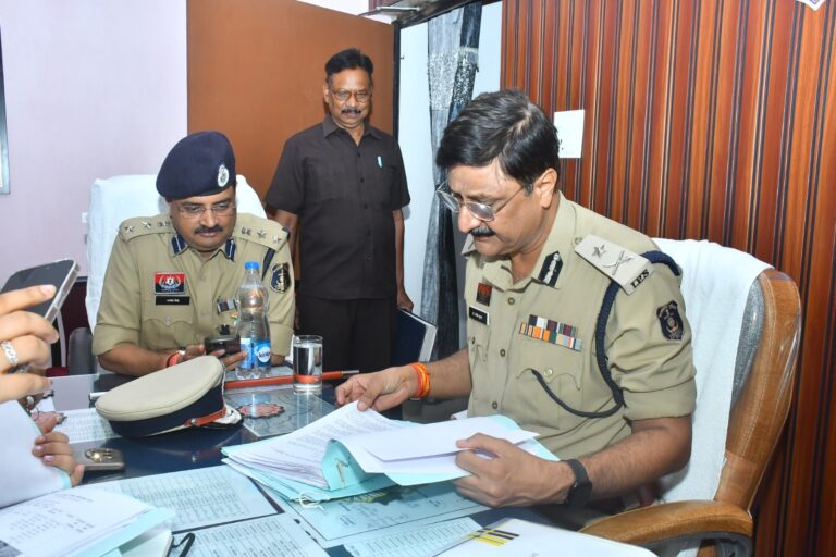 अपराधियों पर शिकंजा कसो, जनता से रहो विनम्र – IG संजीव शुक्ला का सख्त संदेश