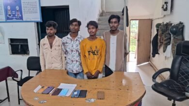 डंडा मारकर मोबाइल छीनते थे आरोपी, पुलिस ने मिनटों में खेल खत्म किया