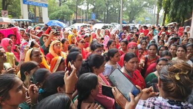 आंगनबाड़ी कार्यकर्ताओं का कलेक्ट्रेट घेराव, प्रधानमंत्री को भेजा मांगपत्र..बताया..50 साल से नहीं मिला सम्मान
