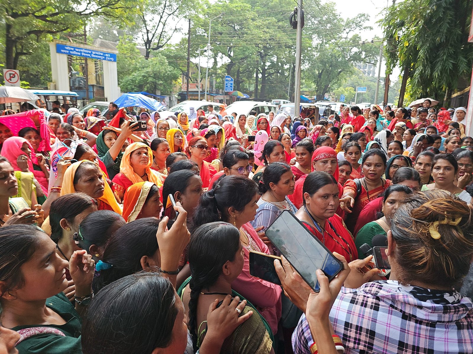 आंगनबाड़ी कार्यकर्ताओं का कलेक्ट्रेट घेराव, प्रधानमंत्री को भेजा मांगपत्र..बताया..50 साल से नहीं मिला सम्मान आंगनबाड़ी कार्यकर्ताओं का कलेक्ट्रेट घेराव, प्रधानमंत्री को भेजा मांगपत्र..बताया..50 साल से नहीं मिला सम्मान