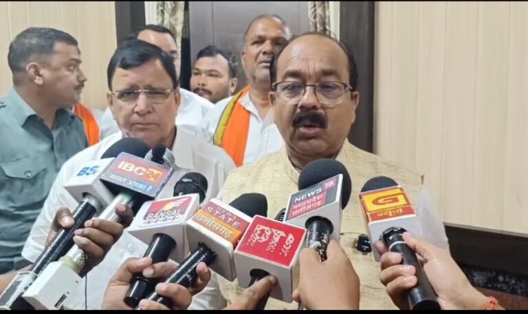 केदार कश्यप पर कर्मचारी से मारपीट का आरोप…,अरुण साव बोले – ‘चरित्र हत्या की राजनीति!’ – सत्ता में भूचाल!