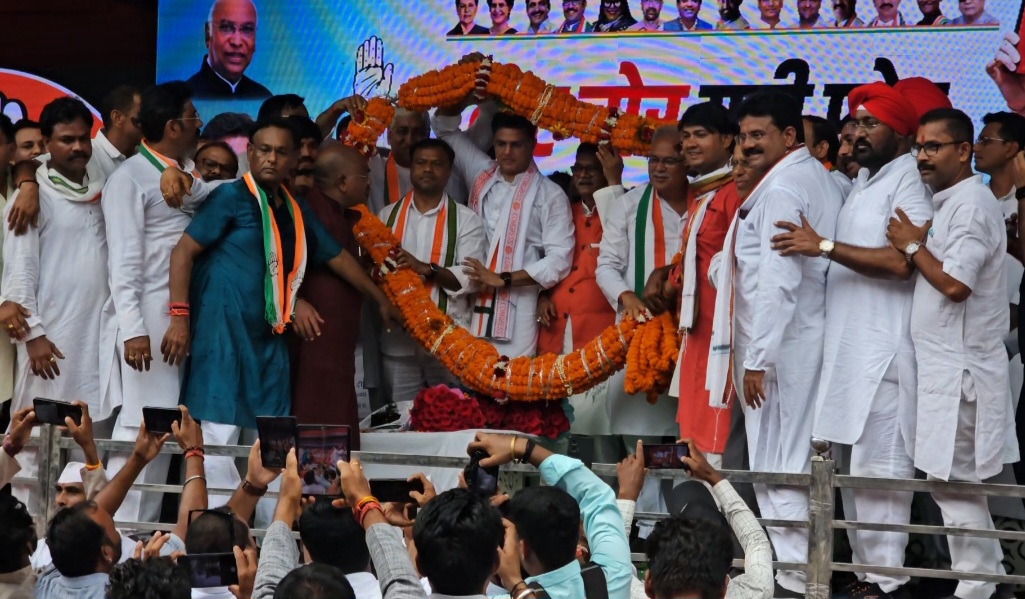 वोट चोर,गद्दी छोड़ मंच पर — भाषणबाजी छोड़,माइक छोड़ की गूंज…दिग्गजों ने किया एक दूसरे पर जमकर कटाक्ष