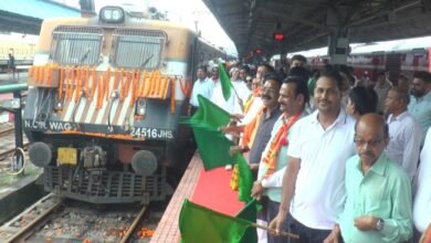1075 श्रद्धालु, भव्य उत्साह – हरी झंडी देखते ही… अयोध्या रवाना हुई रामलला दर्शन ट्रेन