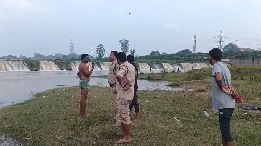 प्यार की मंज़िल मौत – डेम से कूदा जोड़ा, युवती बह गई, युवक टापू में फंसा.. बताया सुसाइड का कारण प्यार की मंज़िल मौत – डेम से कूदा जोड़ा, युवती बह गई, युवक टापू में फंसा.. बताया सुसाइड का कारण