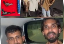 पुलिस हमारी बाप है !.. रील माफियाओं की रील टूटी: हथियार लहराने वालों ने कहा– गुंडागर्दी पाप है.. जनता ने लिया जम कर आनंद