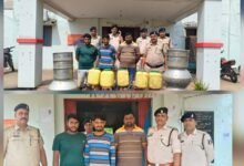 नशे के सौदागरों पर पुलिस का ‘प्रहार’: अवैध शराब फैक्ट्री ध्वस्त, तीन गिरफ्तार — 150 लीटर महुआ शराब बरामद
