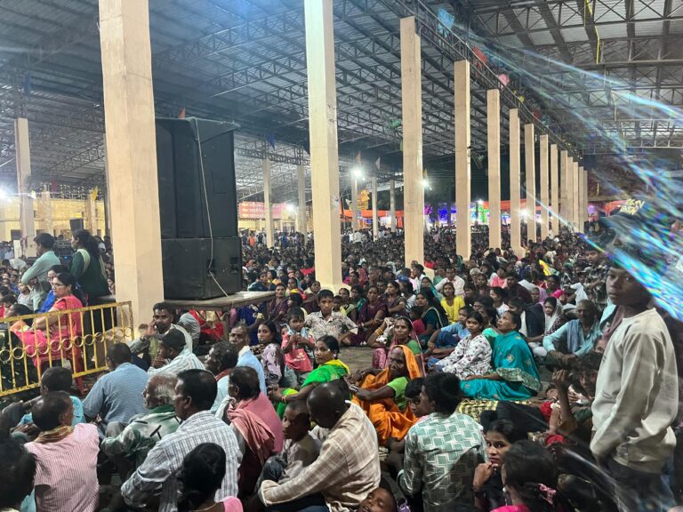 आस्था और अनुशासन का संगम— लाखों श्रद्धालुओं की पदयात्रा में पुलिस बनी सुरक्षा ढाल.. पूरी रात सड़क पर कप्तान ने संभाली कमान…1000 हथियार ज़ब्त