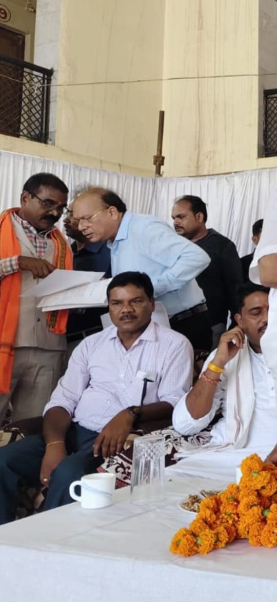 रतनपुर घूसकांड: सत्ता के साये में झुकी जांच, तस्वीर ने खोला सिस्टम की शर्म का चेहरा