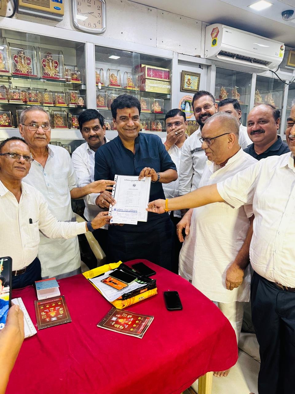 सोने की चकाचौंध में डूबा सराफा कारोबार — बाजार में सन्नाटा.. व्यापारियों की अटकी सांसें.. संघ ने कहा, राहत नहीं, नीति चाहिए सोने की चकाचौंध में डूबा सराफा कारोबार — बाजार में सन्नाटा.. व्यापारियों की अटकी सांसें.. संघ ने कहा, राहत नहीं, नीति चाहिए