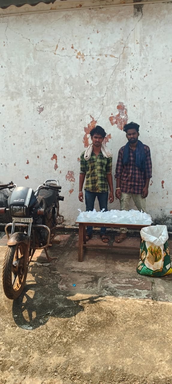 पचपेड़ी पुलिस का शिकंजा — नहर किनारे 20 लीटर कच्ची शराब बरामद…दो तस्कर गिरफ़्तार पचपेड़ी पुलिस का शिकंजा — नहर किनारे 20 लीटर कच्ची शराब बरामद…दो तस्कर गिरफ़्तार