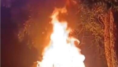 आग के गोले में बदली कार… कुछ सेकंड की देरी होती, जलकर खाक हो जाते दोनों युवक